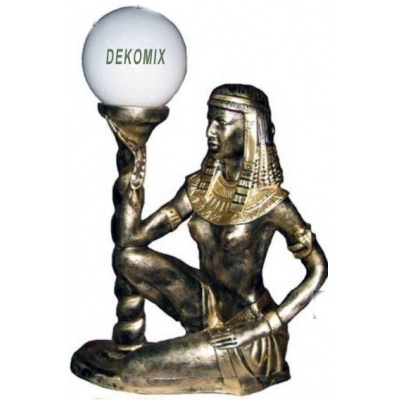 Ägypterin sitzend mit Lampe