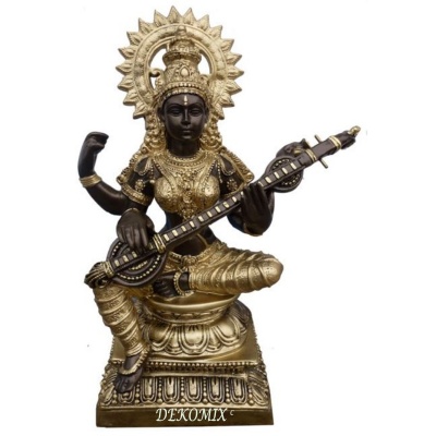 Devi Lalita mit Gitarre