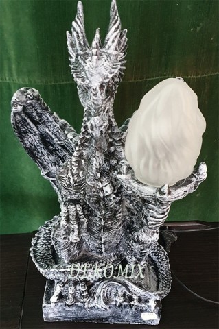 Drache sitzend klein mit Elektrolampe 
