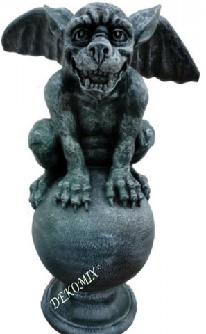 Gargoyle in der Hocke auf Kugel