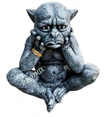 Gargoyle sitzend mit  Armband  „nackig"