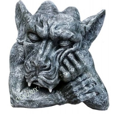 Gargoyle Alt schlafend Hand an der Backe