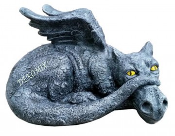 Gargoyle - Drache liegend mit Schwanz an der Nase