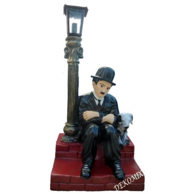 Charlie Chaplin mit Hund sitzt an der Laterne