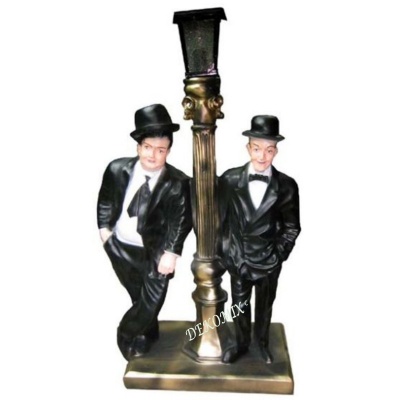 Dick und Doof an der Laterne mittelgroß