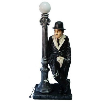 Charlie Chaplin stehend der Laterne mittelgroß