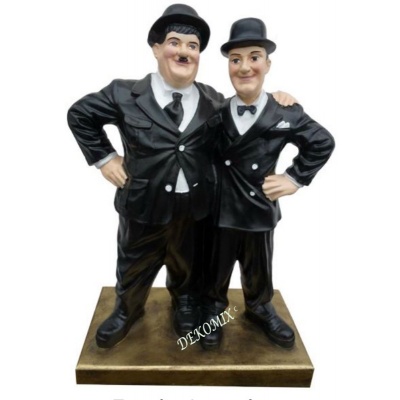 Dick und Doof umarmt