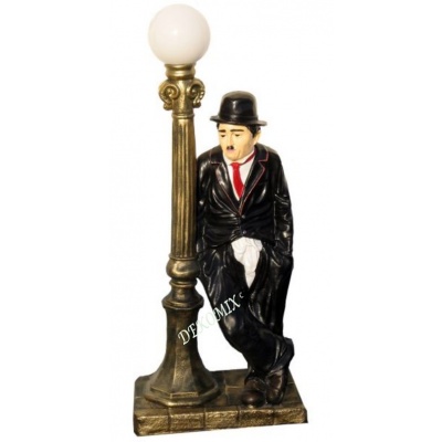 Charlie Chaplin stehend der Laterne groß