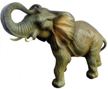 Elefant mit Rüssel nach oben mittelgroß