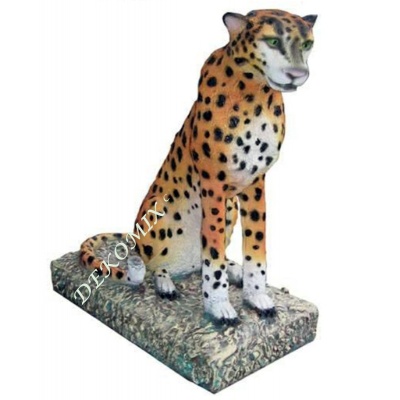 Gepard auf Podest sitzend 