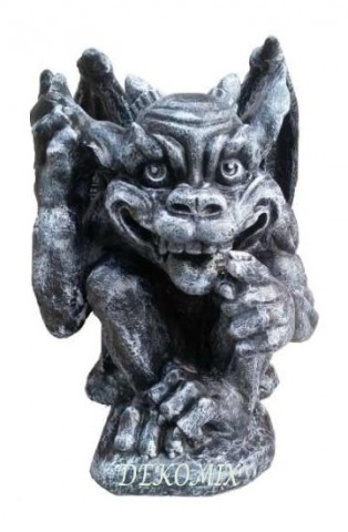 Gargoyle sitzend Hand am Ohr und Finger im Mund