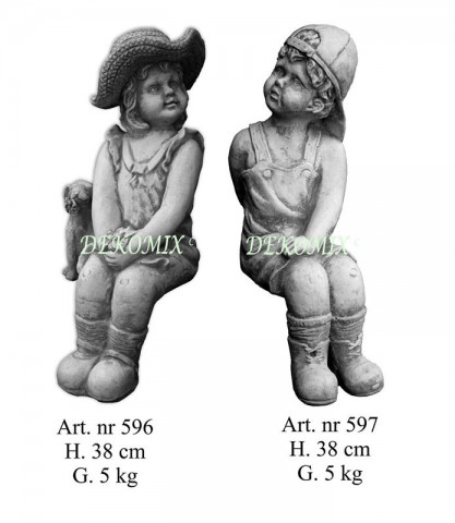 Junge sitzend klein