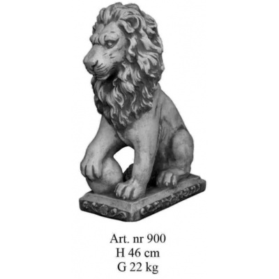 Löwe sitzend mit Pfote auf dem Stein links schauend