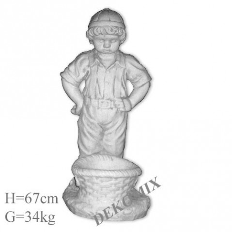Junge mit Gemüsekorb vorne