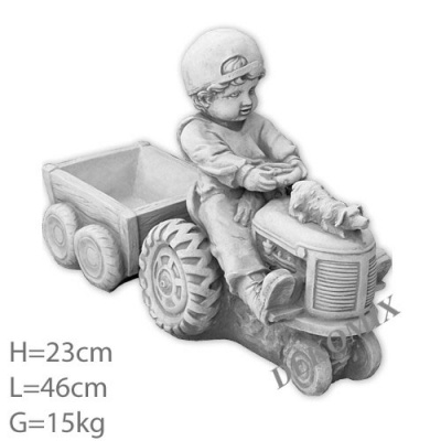 Junge auf dem Traktor mit Anhänger