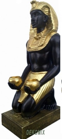 Pharao sitzend mit Teelichter Haltern
