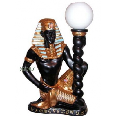 Pharao sitzend mit Lampe