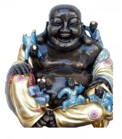 Glücklicher Buddha sitzend mit spielenden Kindern