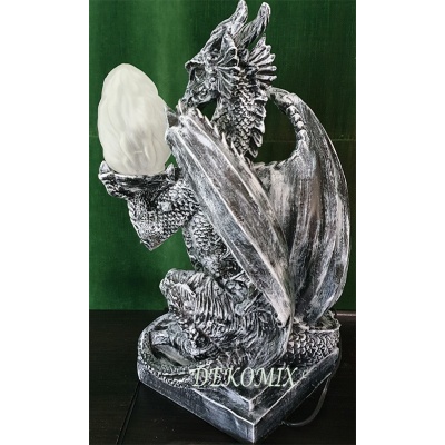 Drache sitzend klein mit Elektrolampe 
