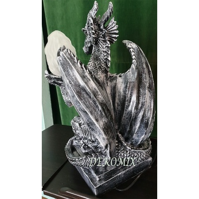 Drache sitzend klein mit Elektrolampe 