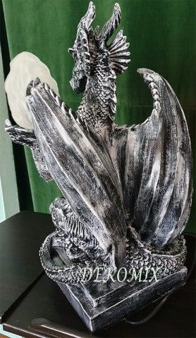 Drache sitzend klein mit Elektrolampe 