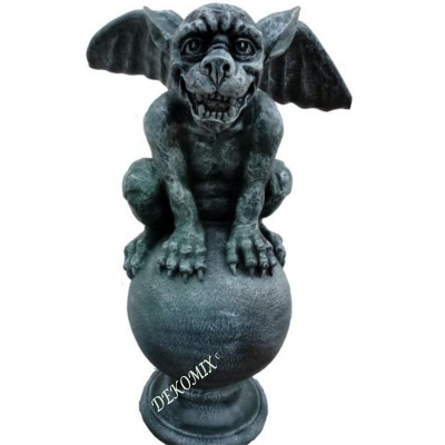 Gargoyle in der Hocke auf Kugel