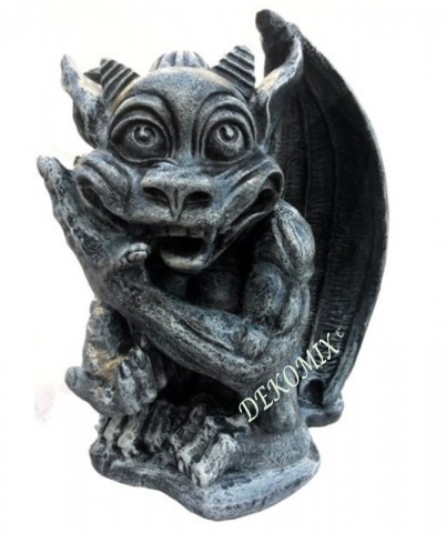 Gargoyle sitzend Hand im Gesicht