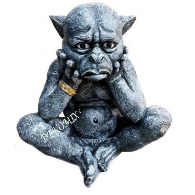 Gargoyle sitzend mit  Armband  „nackig"