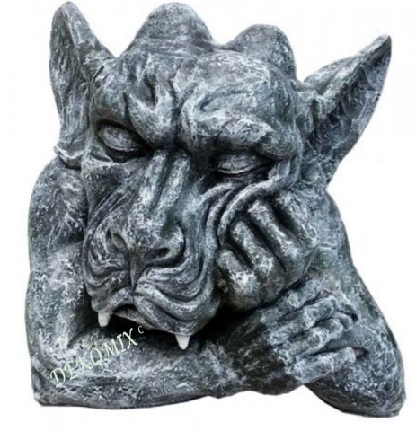 Gargoyle Alt schlafend Hand an der Backe