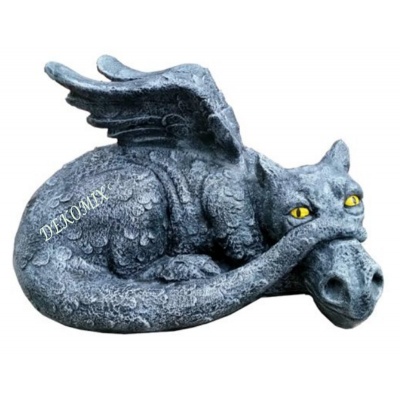 Gargoyle - Drache liegend mit Schwanz an der Nase