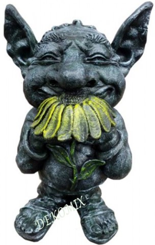 Gnom riechend an Blume