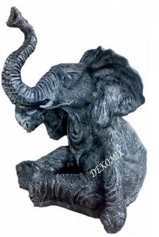 Elefant sitzend Rüssel nach oben