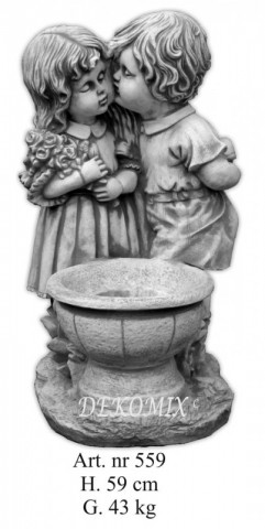 Kinder mit Blumen-schale 