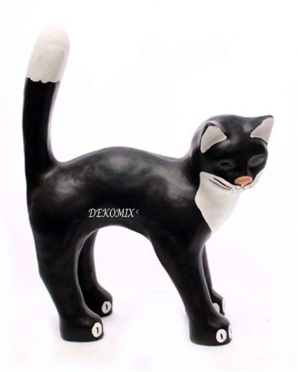 Katze stehend gesträubt