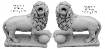 Löwe mit Kugel rechts