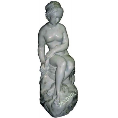 Frau sitzend am Felsen