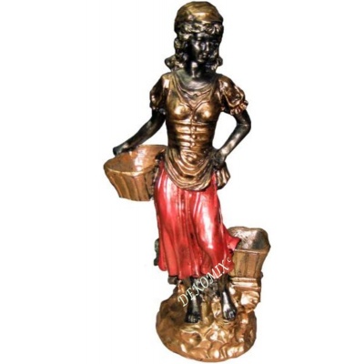 Mädchen stehend mit Körben