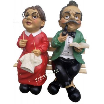 Oma und Opa auf der Bank mittelgroß