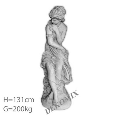 Frau sitzend auf dem Baumstamm