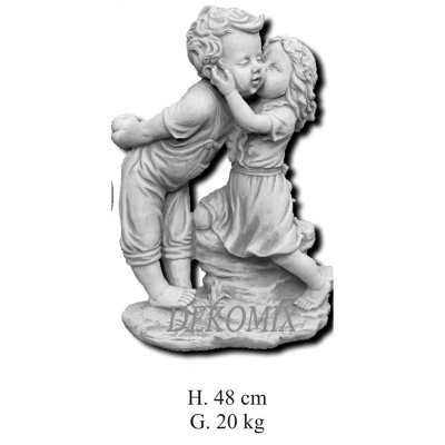 Mädchen küst Jungen